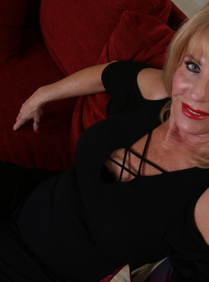 Horny American mature lady Rae getting wet and wild from Mature.nl