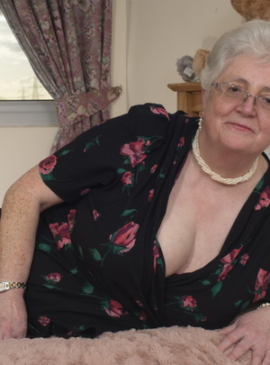 Mature.nl British granny playing with her voluptous body mature xxx sex photo
