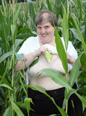 Mature.nl Big mature slut playing in a corn field mature xxx sex photo