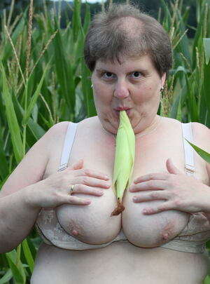 Mature.nl Big mature slut playing in a corn field mature xxx sex photo