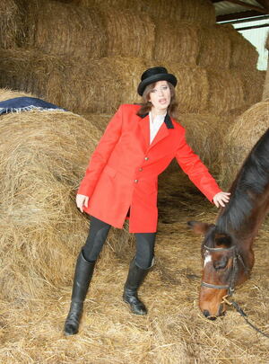 Mature.nl Classy mature slut playing with herself in a barn in front of a horse mature xxx sex photo