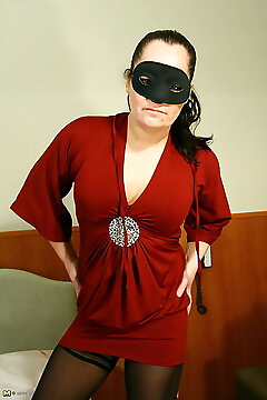 Masked Mature Slut Getting Wet Just For You